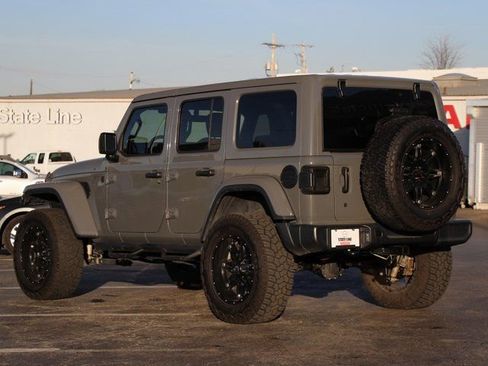 Used 2018 Jeep Wrangler Unlimited Sahara image 3