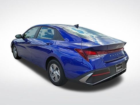 Used 2024 Hyundai Elantra SE FWD image 3