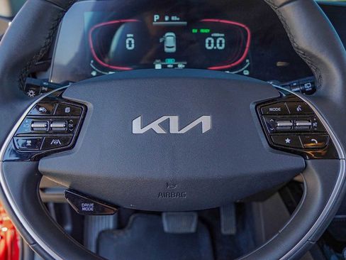 Certified 2025 Kia Niro EX image 12
