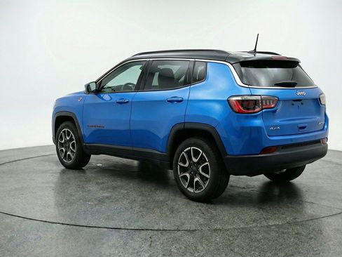 Used 2025 Jeep Compass Trailhawk AWD/4WD image 6
