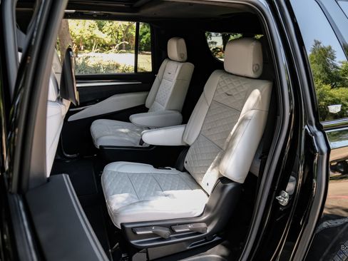 Used 2026 Cadillac Escalade ESV V w/ LPO, ONYX Package AWD/4WD image 86