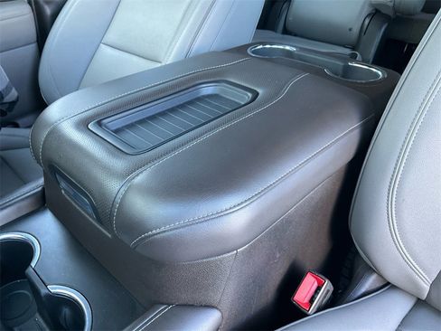 Used 2023 GMC Yukon XL SLT image 11