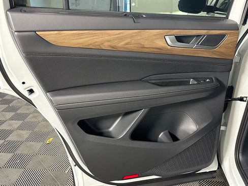 New 2025 Volkswagen Atlas SE image 18