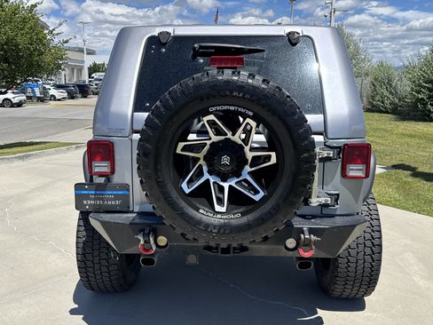 Used 2018 Jeep Wrangler Unlimited Rubicon w/ Connectivity Group AWD/4WD image 4