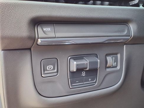 Used 2025 Cadillac Escalade ESV Premium Luxury RWD image 33