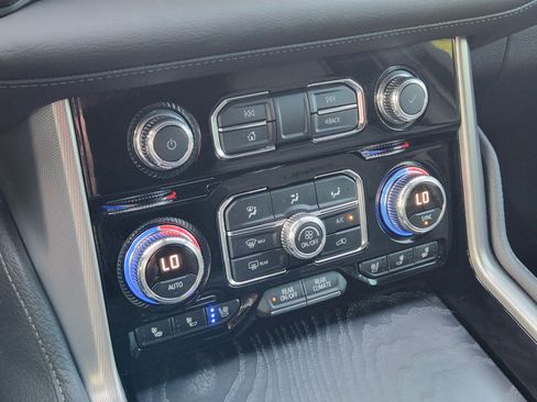 Used 2022 GMC Yukon XL Denali AWD/4WD image 13