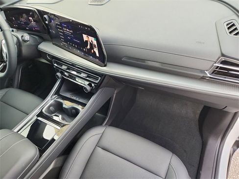 Used 2024 Chevrolet Traverse LT w/ Enhanced Driving Package image 28