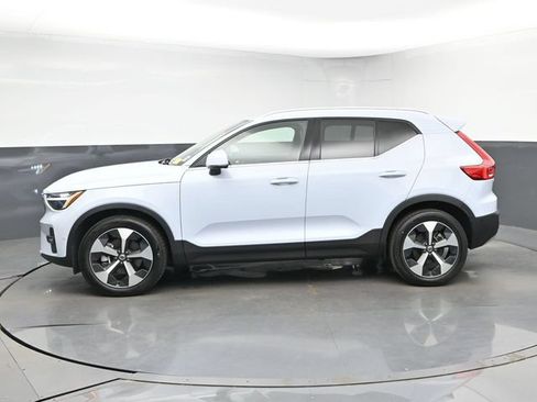 Used 2025 Volvo XC40 B5 Plus AWD/4WD image 6