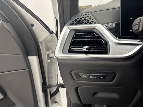 New 2026 BMW X5 xDrive50e w/ Executive Package image 31