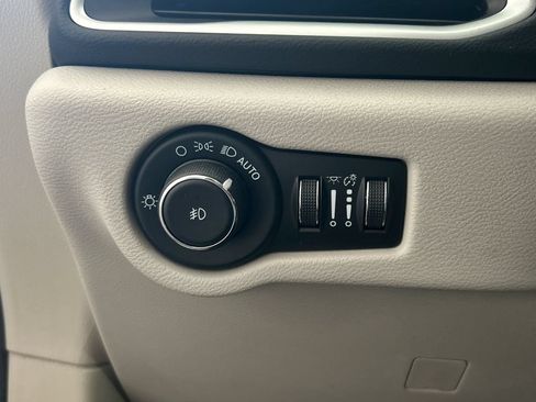 Used 2022 Chrysler Pacifica Touring-L FWD image 14