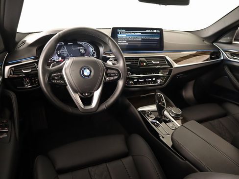 Used 2023 BMW 530e w/ Premium Package image 2
