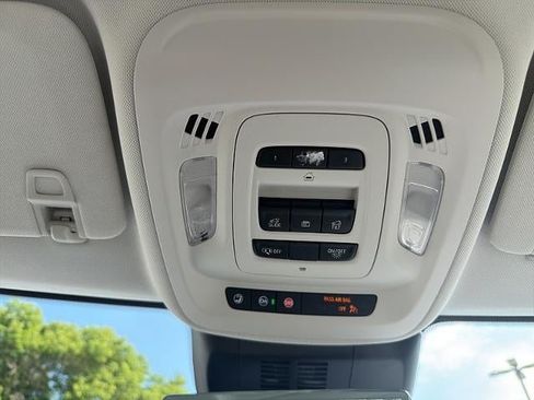 Used 2025 Buick Envision Avenir AWD/4WD image 33