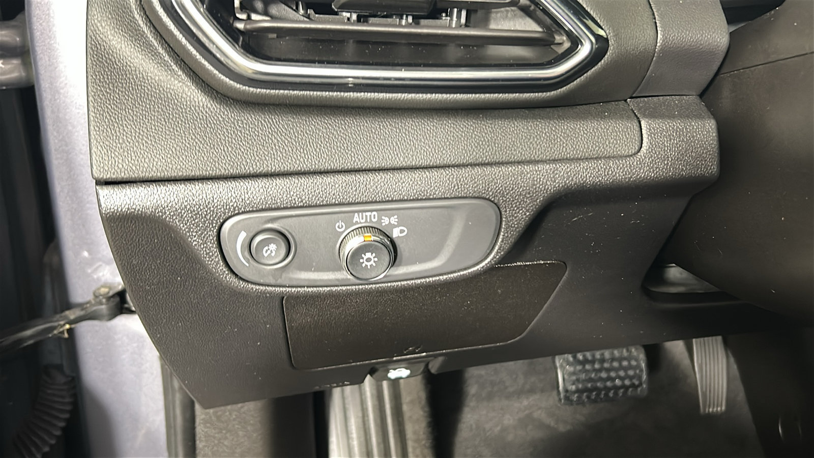 Used 2023 Chevrolet Bolt EUV LT w/ Comfort Package FWD image 23