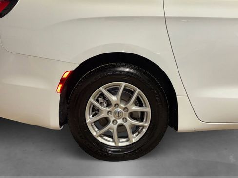 Used 2024 Chrysler Pacifica Touring-L image 17