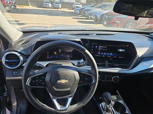 Used 2025 Chevrolet Trax LT w/ LT Convenience Package image 16