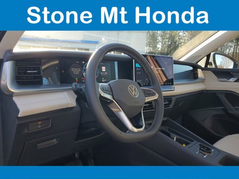 Used 2025 Volkswagen Tiguan SE image 19