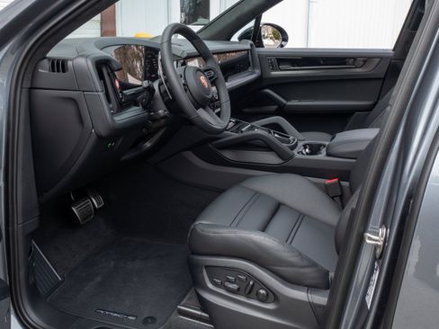 New 2026 Porsche Cayenne GTS image 4