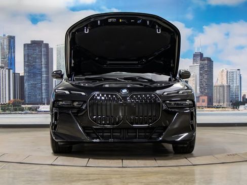 Used 2025 BMW 740i xDrive w/ Premium Package image 4