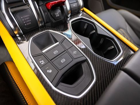 Used 2025 Lamborghini Urus SE AWD/4WD image 46