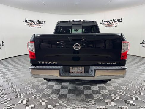 Used 2017 Nissan Titan SV image 9
