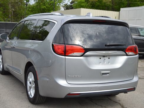 Used 2018 Chrysler Pacifica Touring-L w/ Advanced Safetytec Group image 4