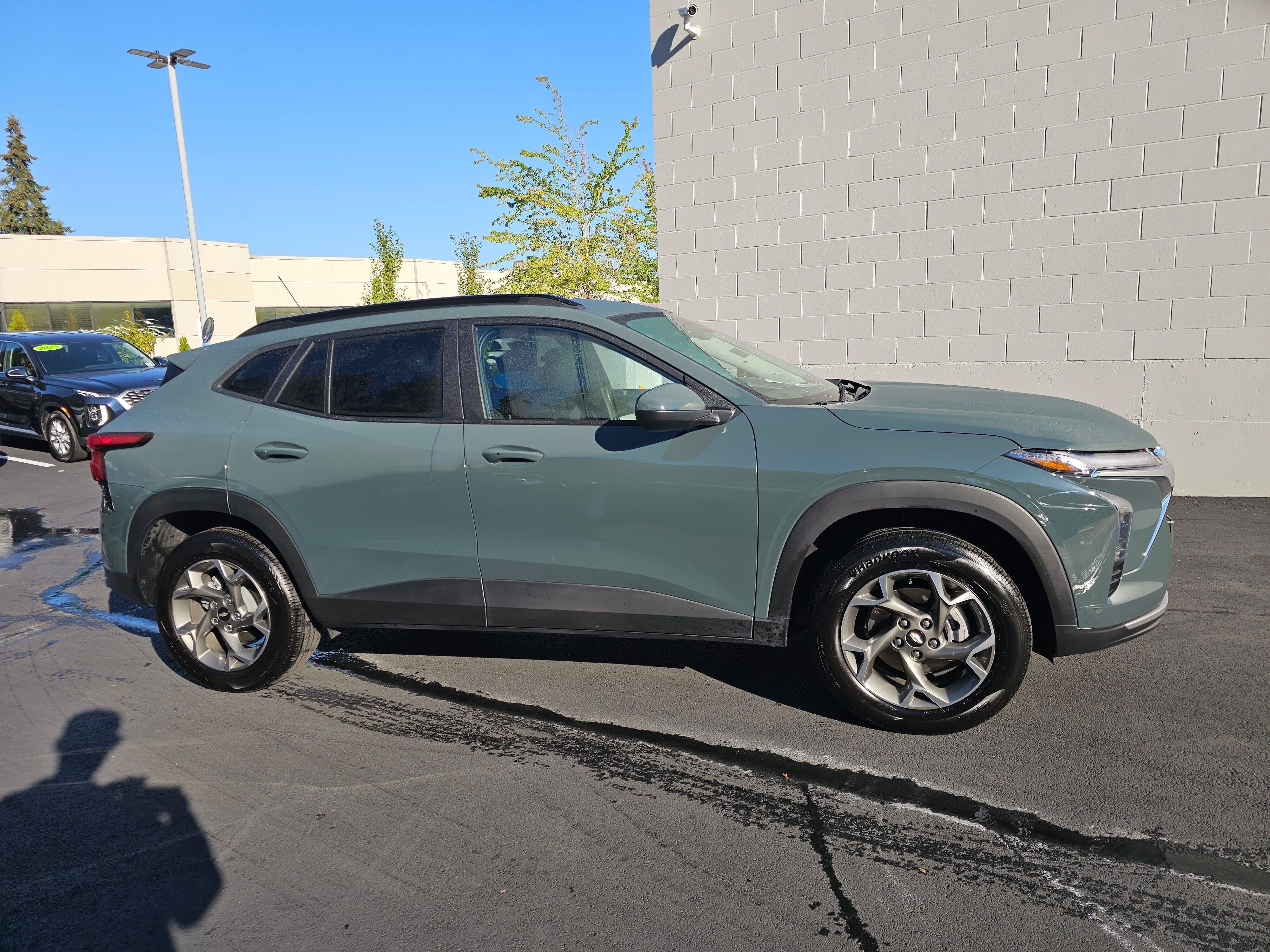 Used 2025 Chevrolet Trax LT w/ LT Convenience Package FWD image 8