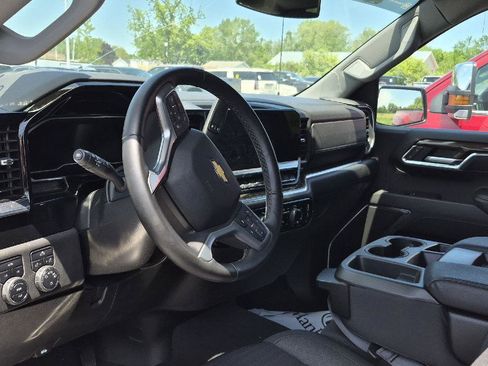 Used 2023 Chevrolet Silverado 1500 LT AWD/4WD image 8