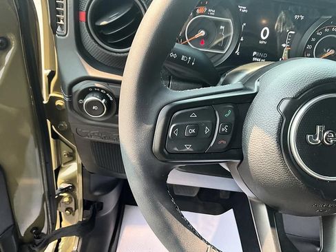 Used 2025 Jeep Wrangler Unlimited Rubicon w/ Convenience Group AWD/4WD image 31