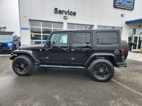 Used 2017 Jeep Wrangler Unlimited Sahara AWD/4WD image 12