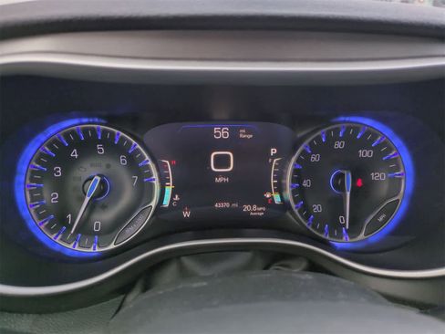 Used 2023 Chrysler Pacifica Touring-L image 33