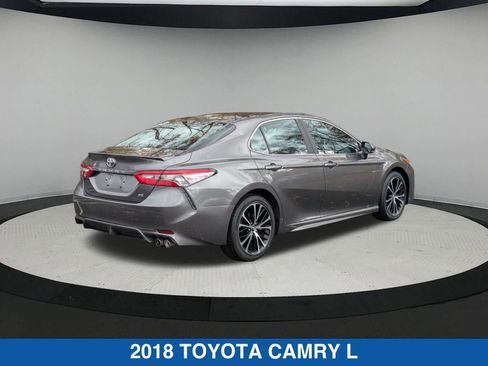 Used 2018 Toyota Camry SE w/ Moonroof Package image 4
