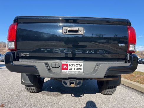 Used 2018 Toyota Tacoma TRD Sport image 4