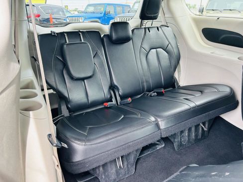 Used 2022 Chrysler Pacifica Touring-L FWD image 31