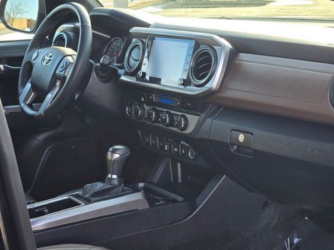 Used 2022 Toyota Tacoma Limited image 6