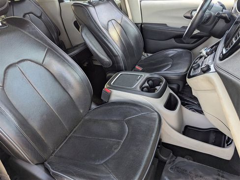 Used 2018 Chrysler Pacifica Limited w/ Advanced Safetytec Group image 8