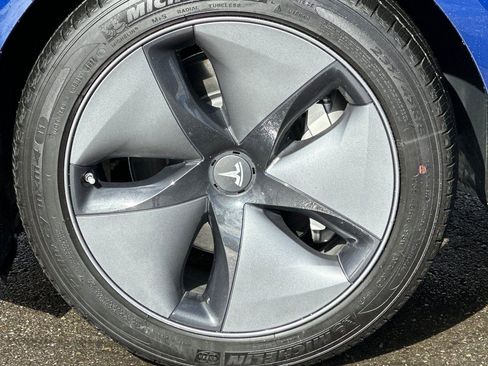 Used 2018 Tesla Model 3 Mid Range image 25