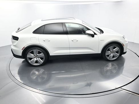 Certified 2025 Porsche Macan 4 Electric image 39