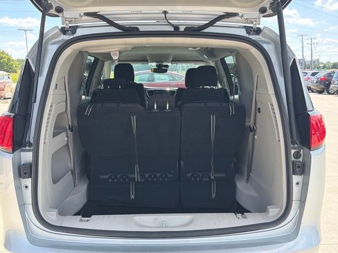 Used 2023 Chrysler Voyager LX FWD image 9