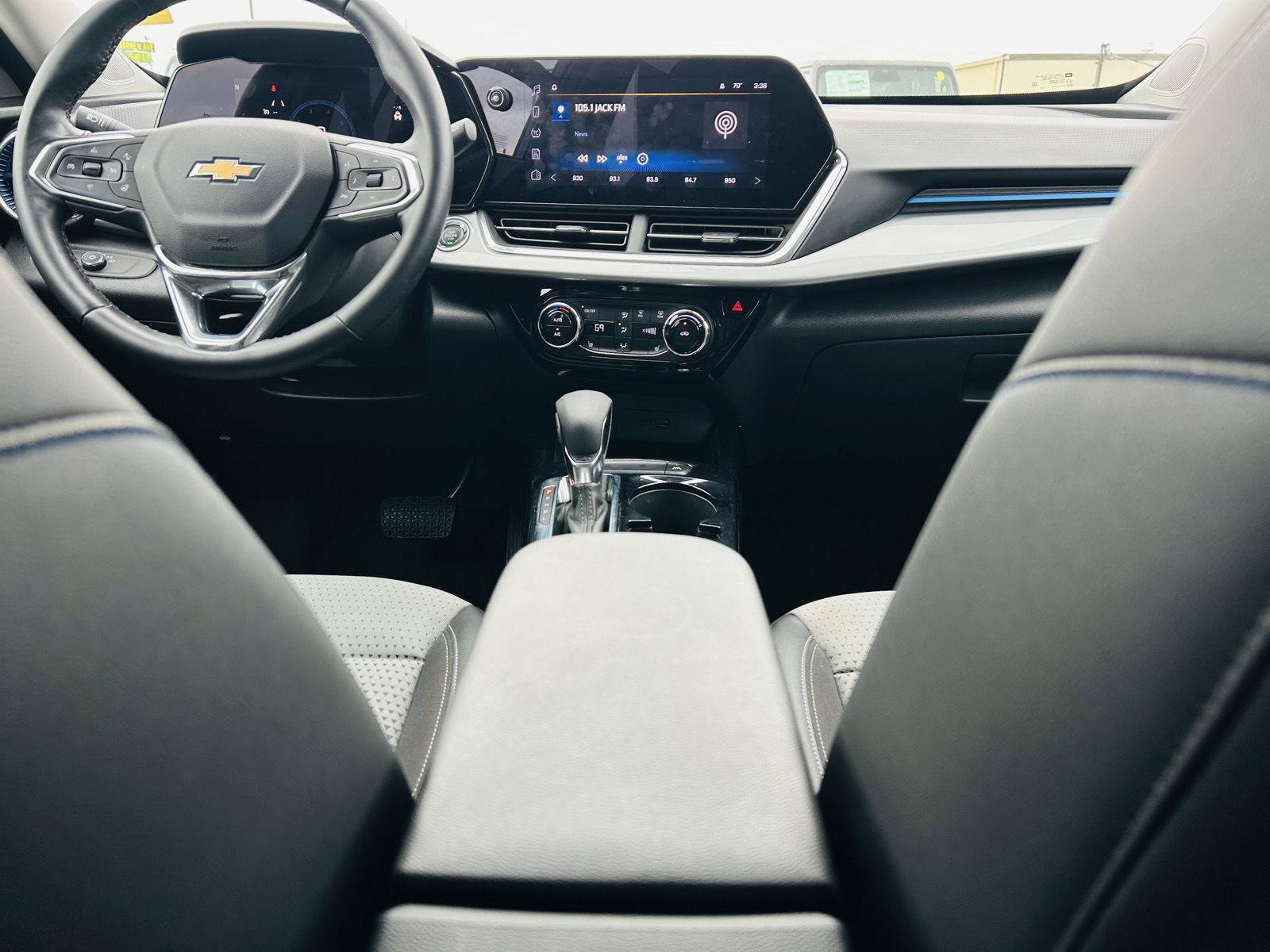 Used 2025 Chevrolet Trax LT w/ LT Convenience Package FWD image 21