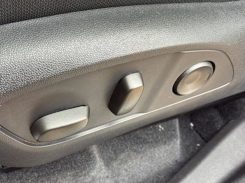 Used 2025 Chevrolet Traverse LT FWD image 23