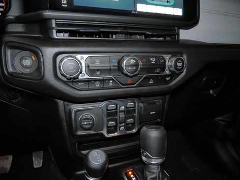 Used 2025 Jeep Gladiator Sport image 25