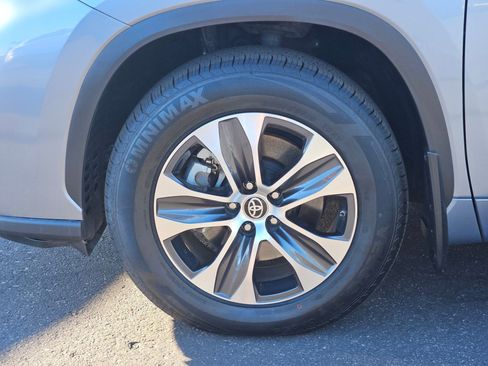 Used 2022 Toyota Highlander XLE image 8