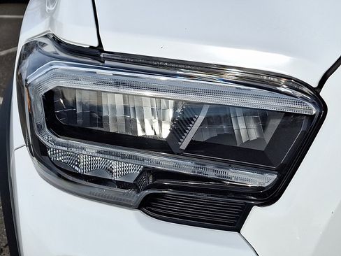 Certified 2022 Toyota Tacoma TRD Off-Road image 9