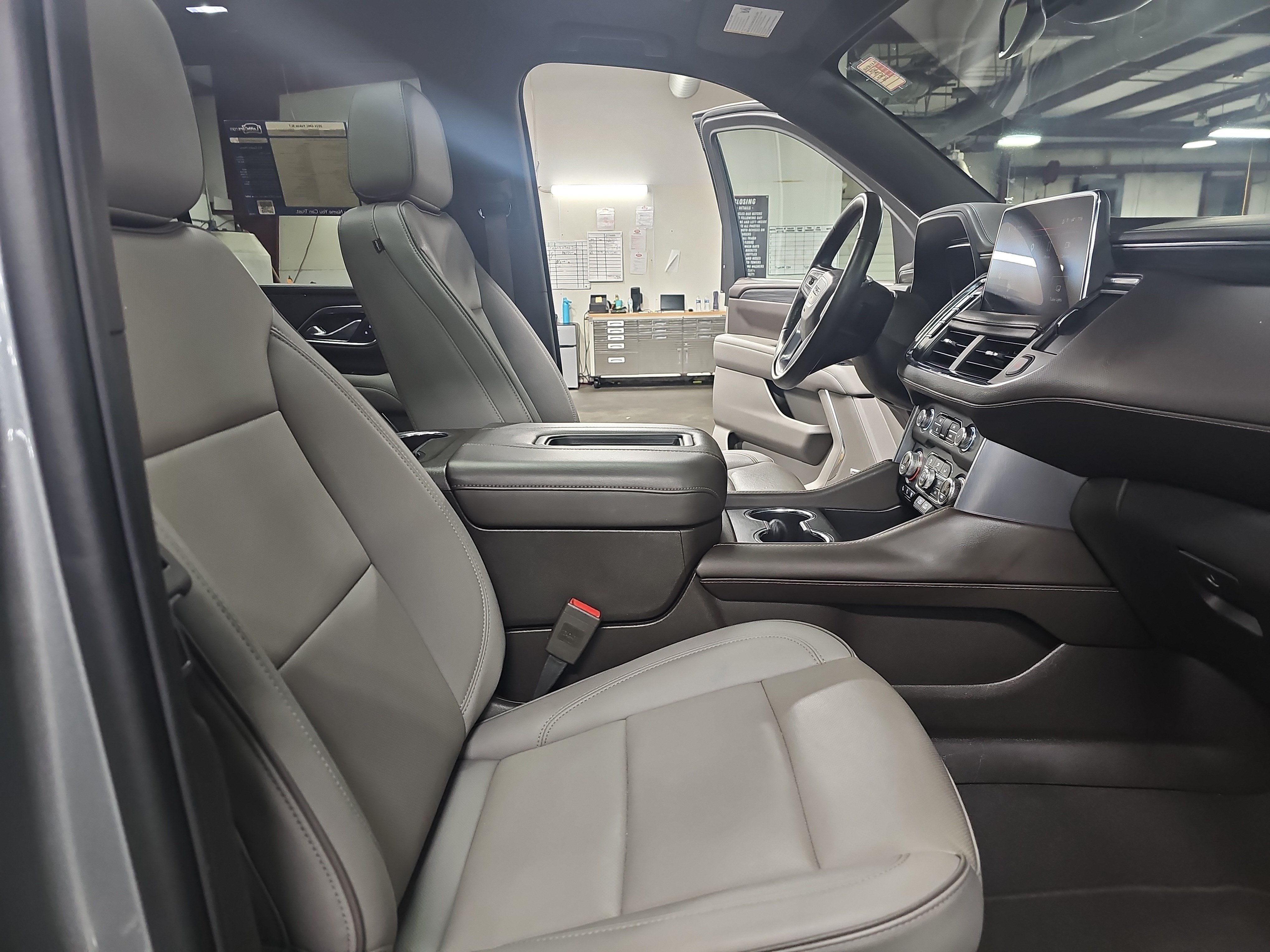 Used 2024 GMC Yukon SLT w/ SLT Luxury Package AWD/4WD image 10