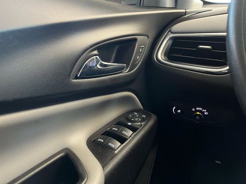 Used 2022 Chevrolet Equinox LS w/ LS Convenience Package image 14