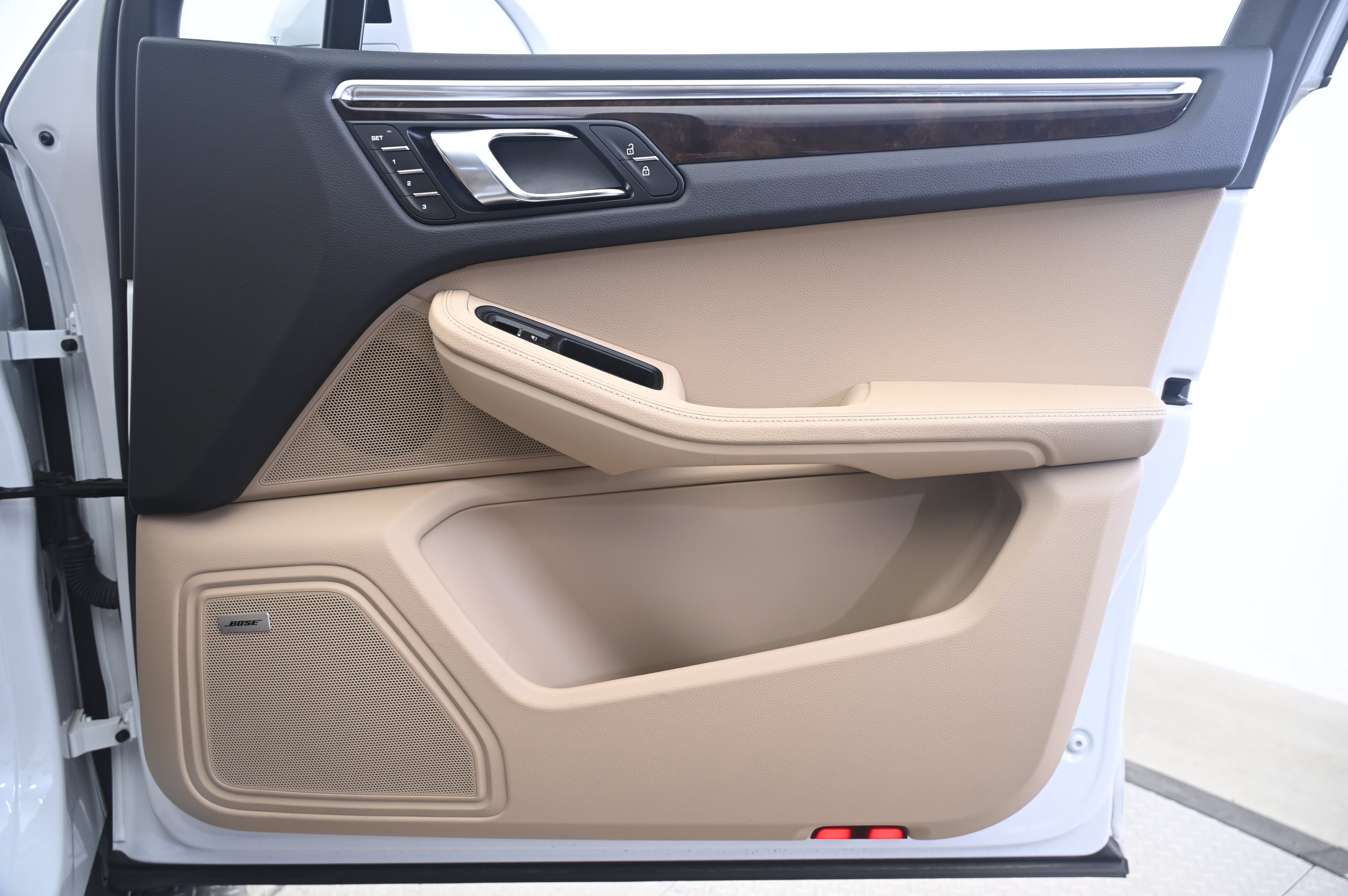 Certified 2024 Porsche Macan AWD/4WD image 20