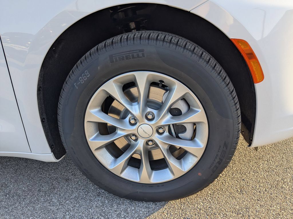 New 2027 Chrysler Pacifica Select AWD/4WD image 4