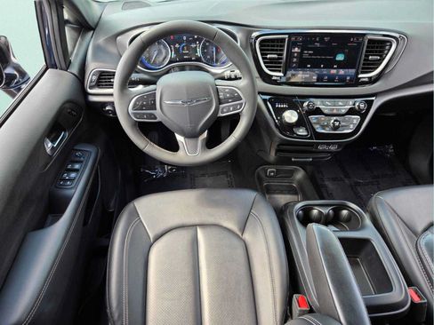 Used 2025 Chrysler Pacifica Select FWD image 13