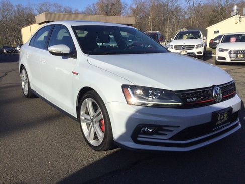Used 2017 Volkswagen Jetta GLI image 6