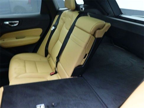 Used 2018 Volvo XC60 T5 Momentum w/ Vision Package image 22